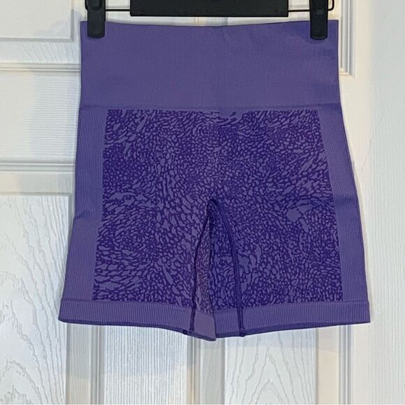Lululemon Sculpt Biker Shorts Iris Flower Floral Stretchy Size 4 - Picture 1 of 9